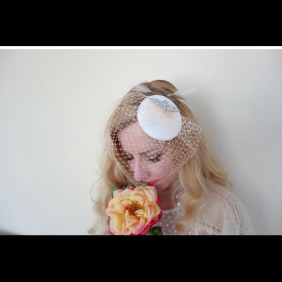 Dragonfly Bridal Fascinator w/ Veil & Feathers - Picture 3 of 3
